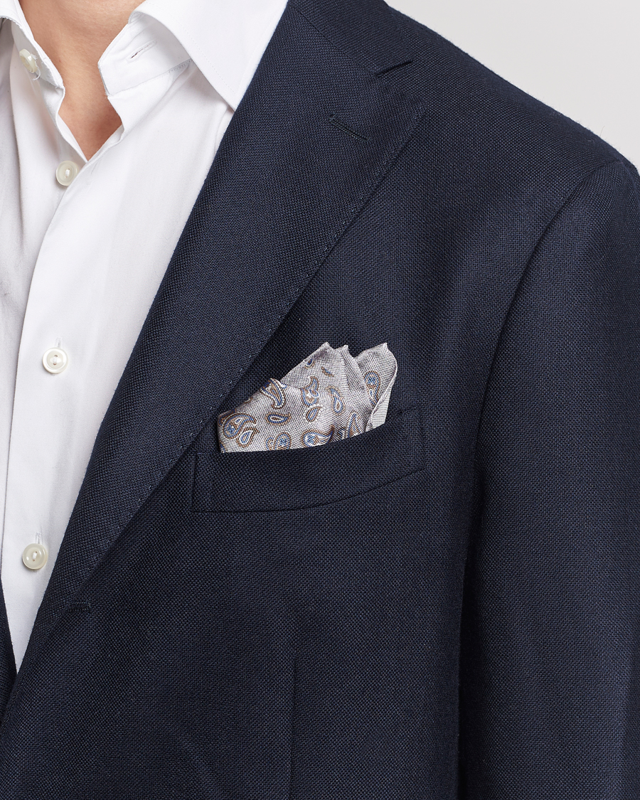 Herr | Näsdukar | Amanda Christensen | Silk Oxford Printed Paisley Pocket Square Light Grey