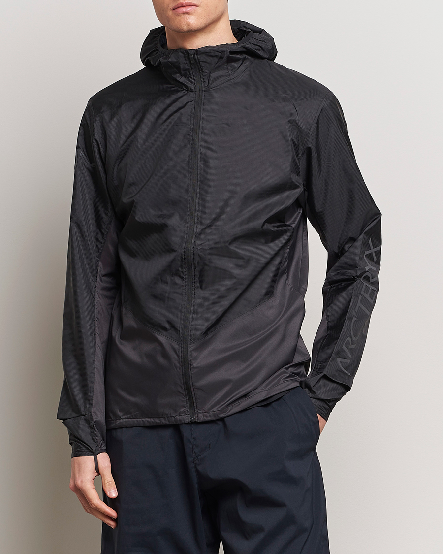 Men | Coats & Jackets | Arc\'teryx | Norvan Windshell Hooded Jacket Black/Graphite