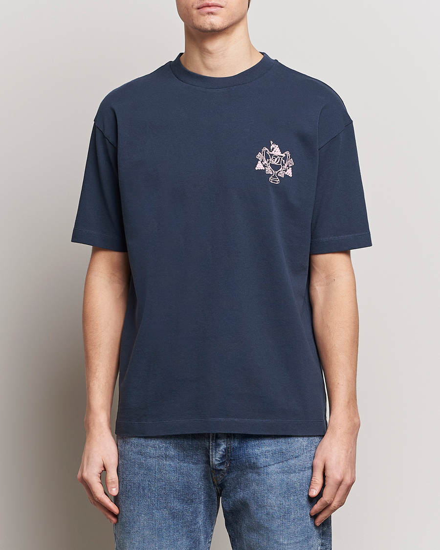 Heren | T-shirts met korte mouwen | Drôle de Monsieur | Blason Embroidered T-Shirt Midnight Blue