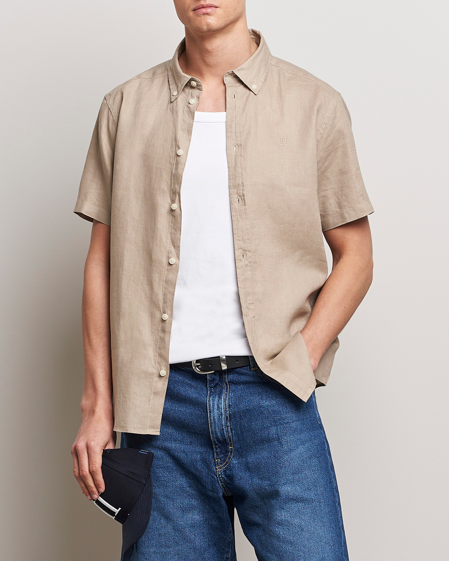 Heren | Nieuwe productafbeeldingen | LES DEUX | Kris Short Sleeve Linen Shirt Dark Sand