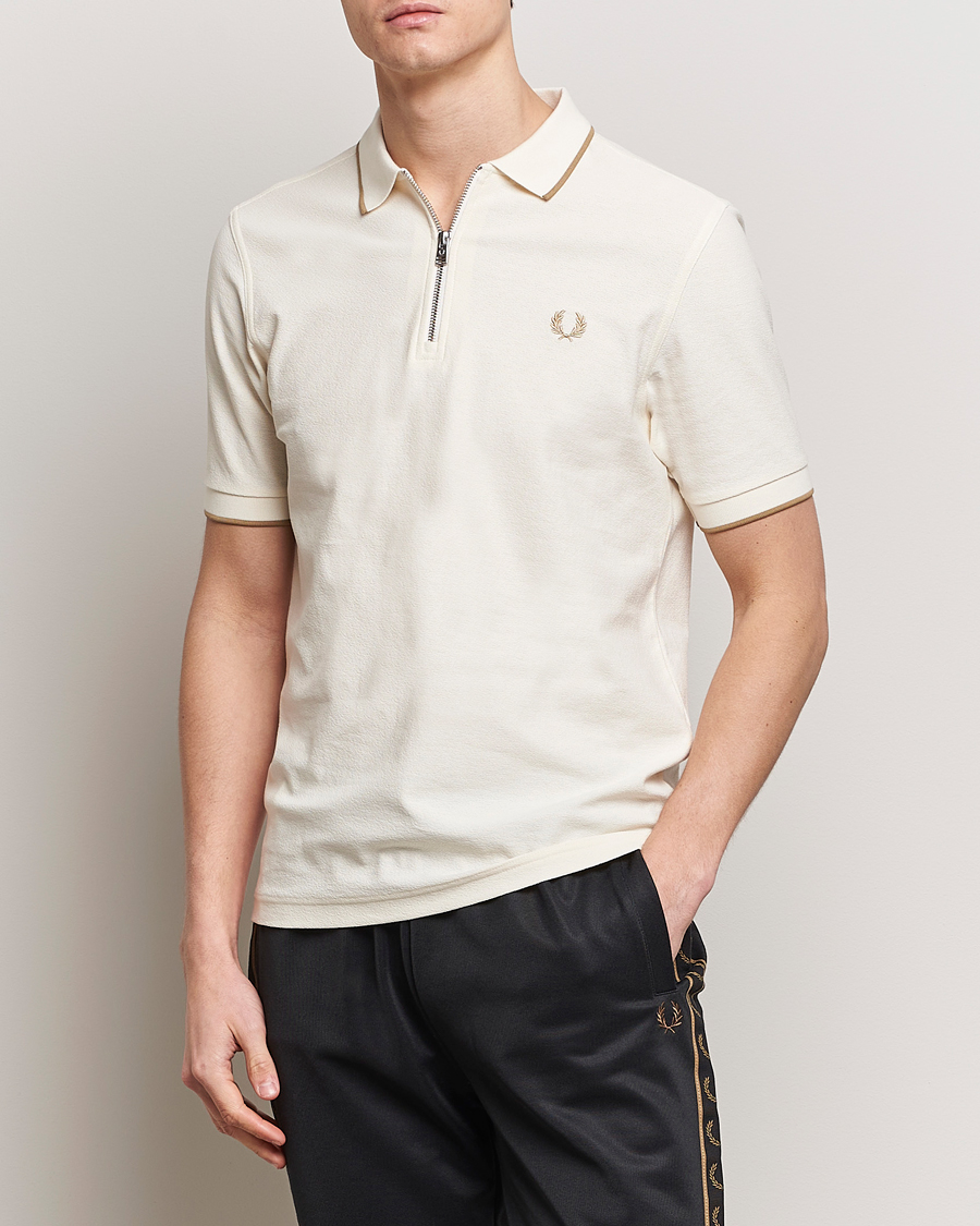 Heren | Poloshirts met korte mouwen | Fred Perry | Crépe Half Zip Polo Ecru