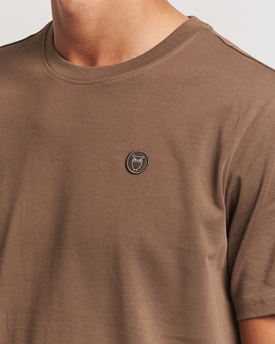 Heren | T-shirts | KnowledgeCotton Apparel | Loake Badge T-Shirt Brown