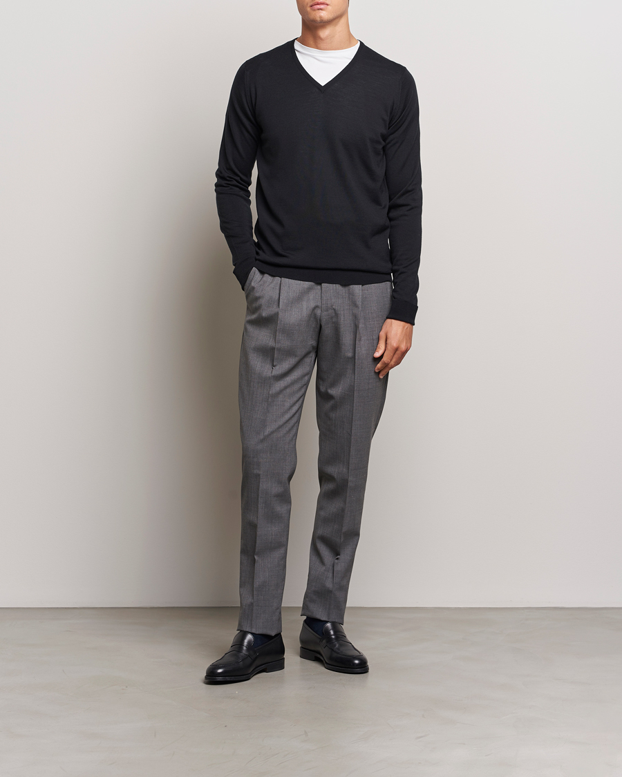 Heren | Truien | John Smedley | Bobby Extra Fine Merino V-Neck Pullover Black
