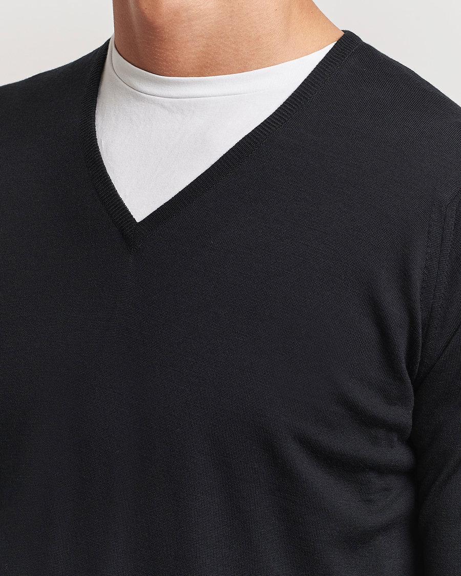 Heren | Truien | John Smedley | Bobby Extra Fine Merino V-Neck Pullover Black