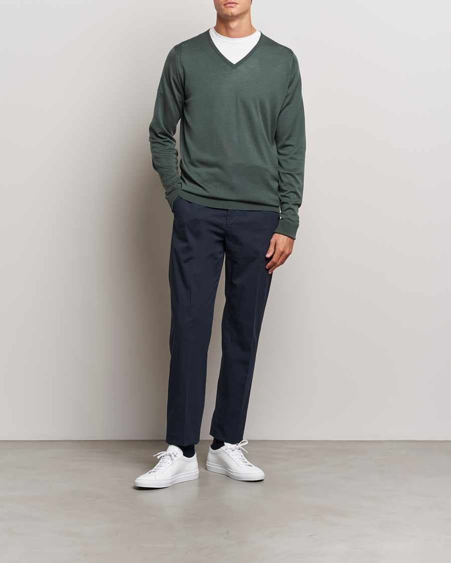 Heren | Truien | John Smedley | Bobby Extra Fine Merino V-Neck Pullover Dark Green