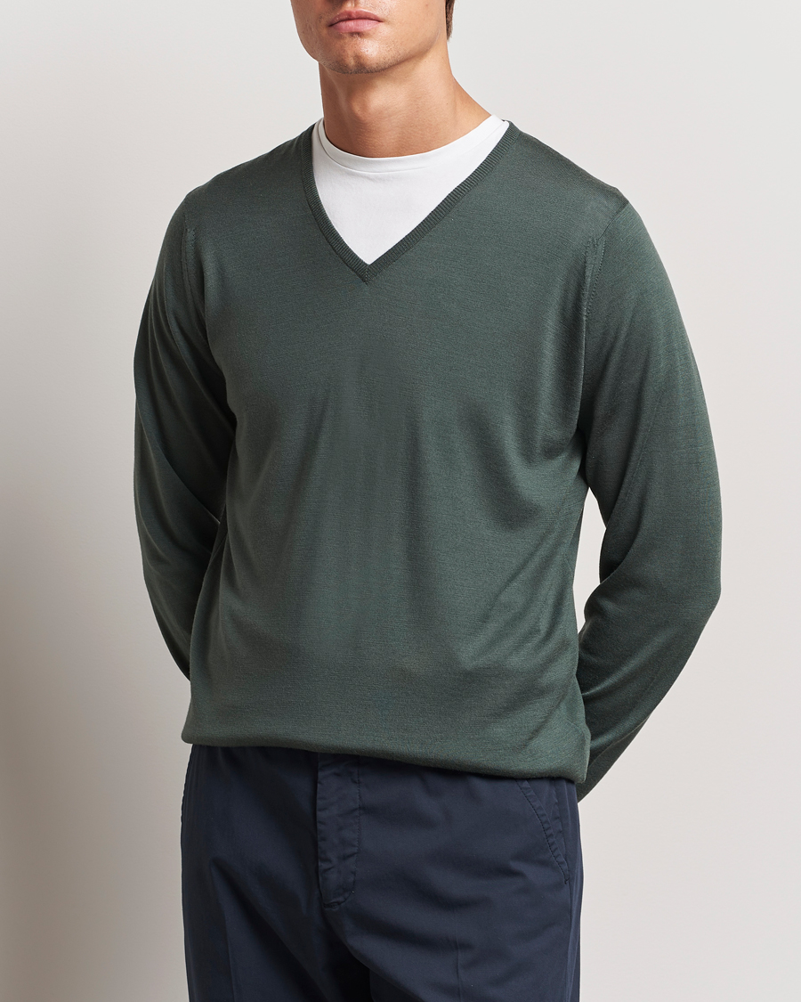 Heren |  | John Smedley | Bobby Extra Fine Merino V-Neck Pullover Dark Green