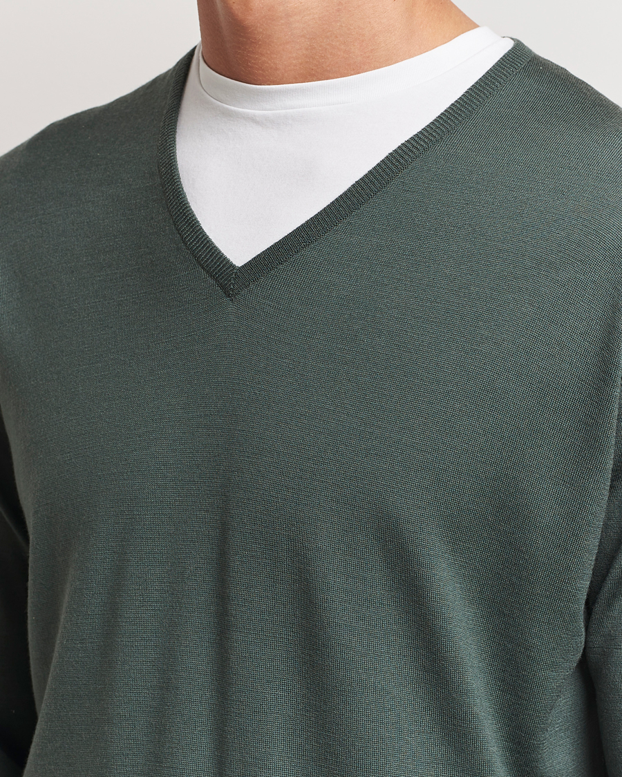 Heren | Truien | John Smedley | Bobby Extra Fine Merino V-Neck Pullover Dark Green