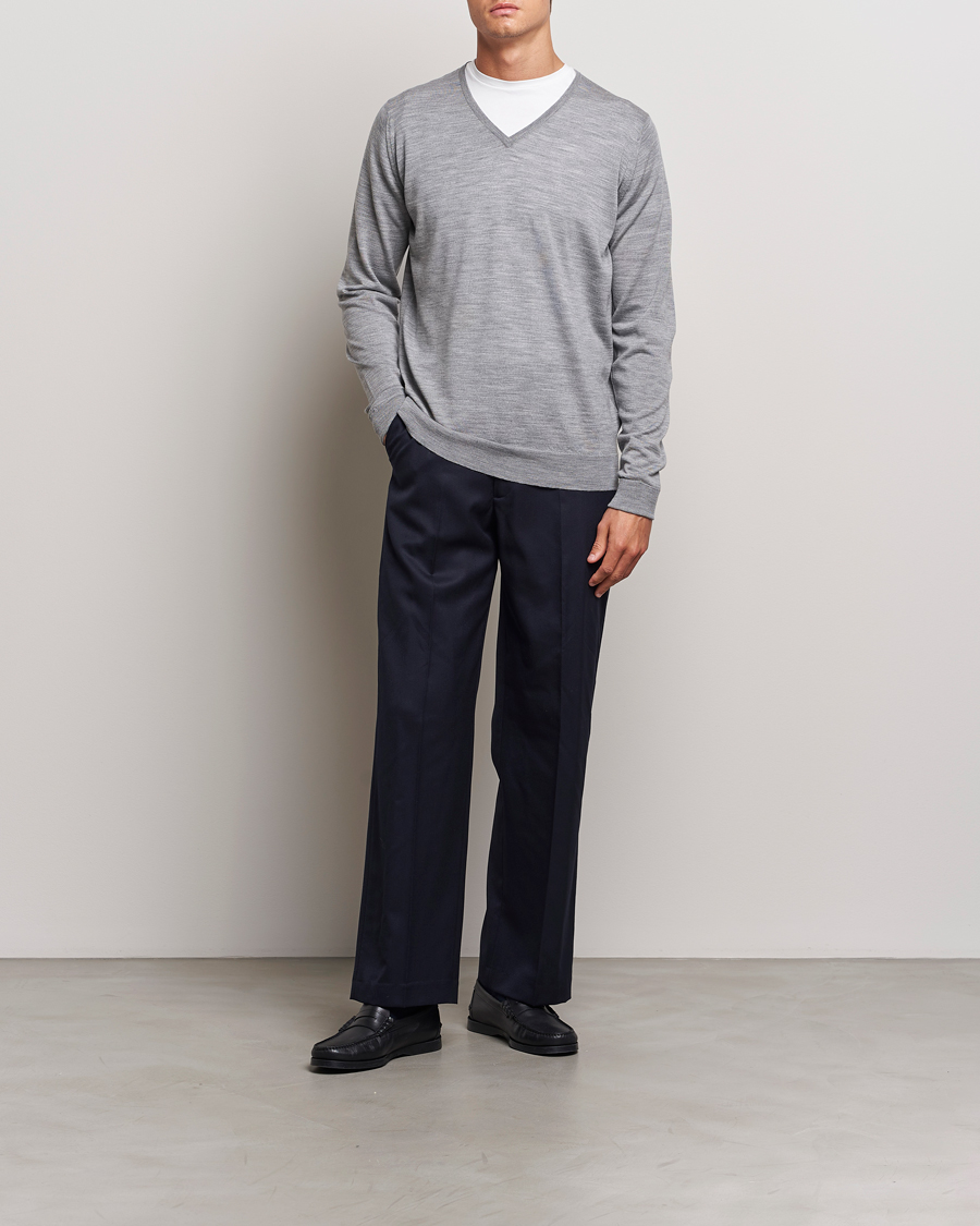 Heren | Truien | John Smedley | Bobby Extra Fine Merino V-Neck Pullover Silver Grey