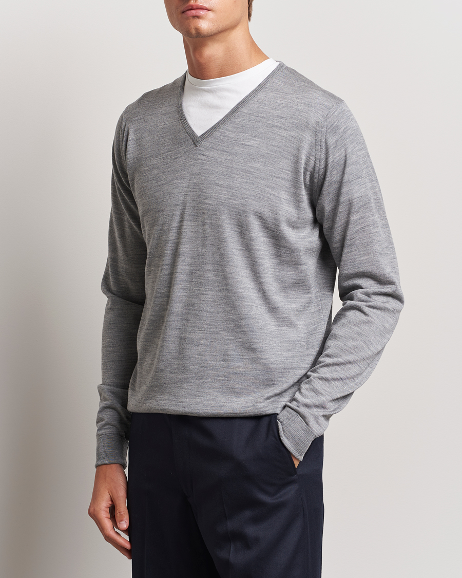 Heren |  | John Smedley | Bobby Extra Fine Merino V-Neck Pullover Silver Grey