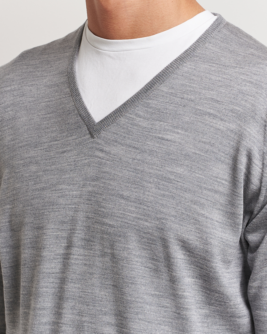 Heren | Truien | John Smedley | Bobby Extra Fine Merino V-Neck Pullover Silver Grey