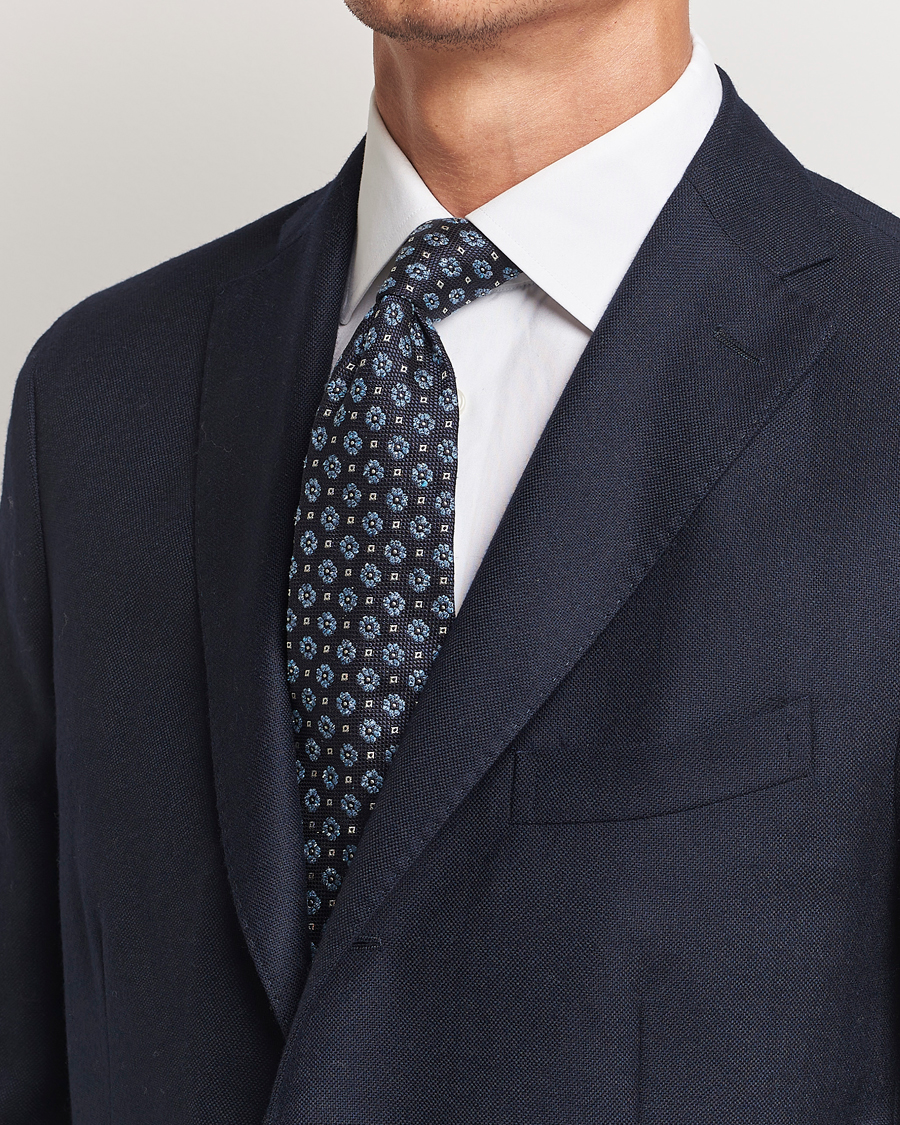 Heren | Amanda Christensen Silk/Cotton Printed Flower 8cm Tie Navy | Amanda Christensen | Silk/Cotton Printed Flower 8cm Tie Navy