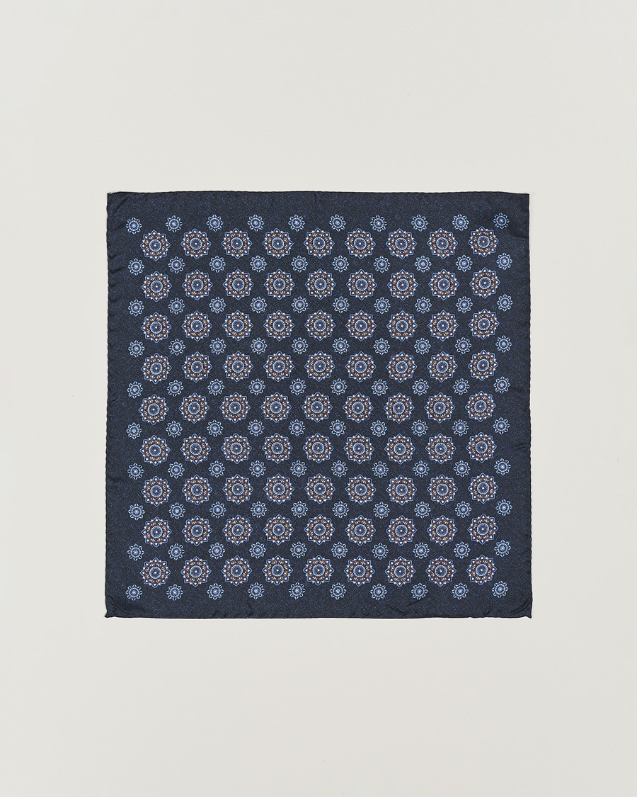 Heren | Amanda Christensen Silk Twill Printed Flower Pocket Square Navy | Amanda Christensen | Silk Twill Printed Flower Pocket Square Navy