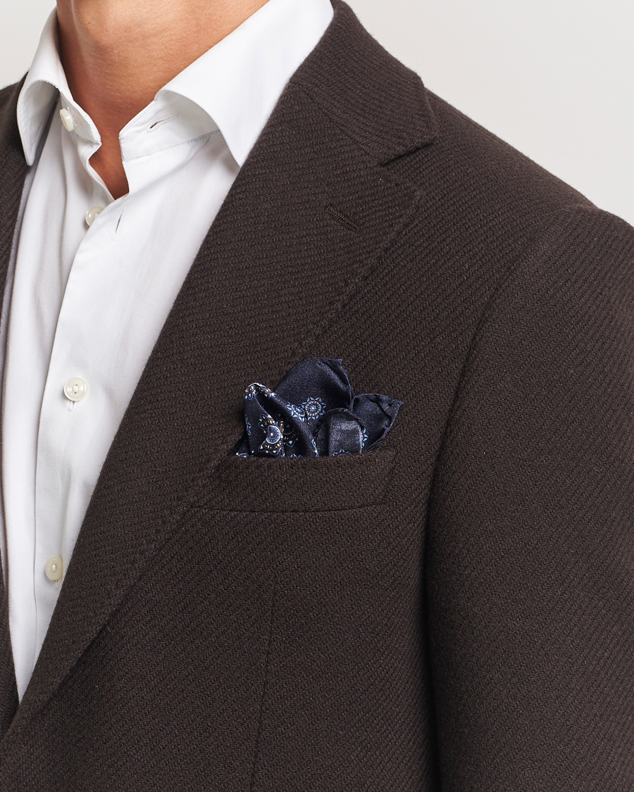 Heren | Amanda Christensen Silk Twill Printed Flower Pocket Square Navy | Amanda Christensen | Silk Twill Printed Flower Pocket Square Navy