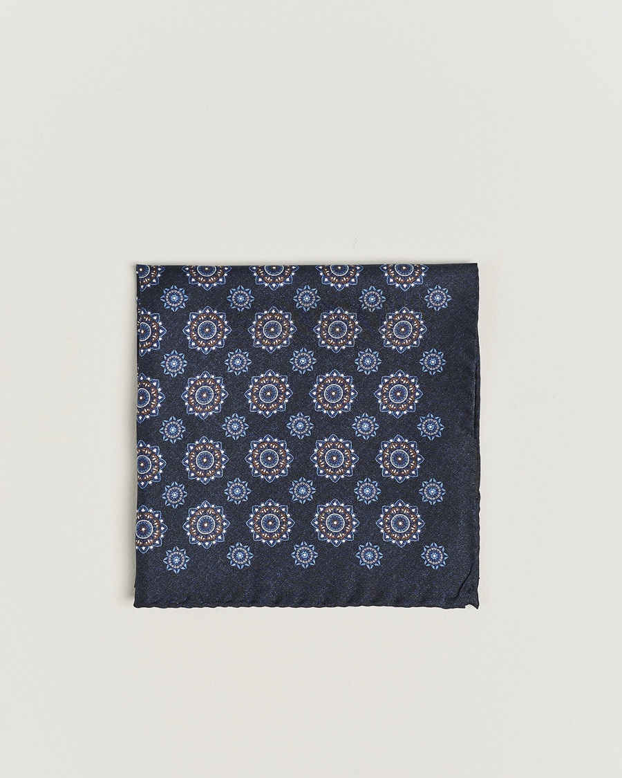 Heren | Amanda Christensen Silk Twill Printed Flower Pocket Square Navy | Amanda Christensen | Silk Twill Printed Flower Pocket Square Navy
