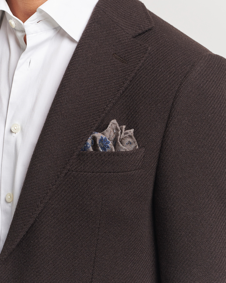 Heren | Amanda Christensen Wool Flannel Printed Flower Pocket Square Brown | Amanda Christensen | Wool Flannel Printed Flower Pocket Square Brown