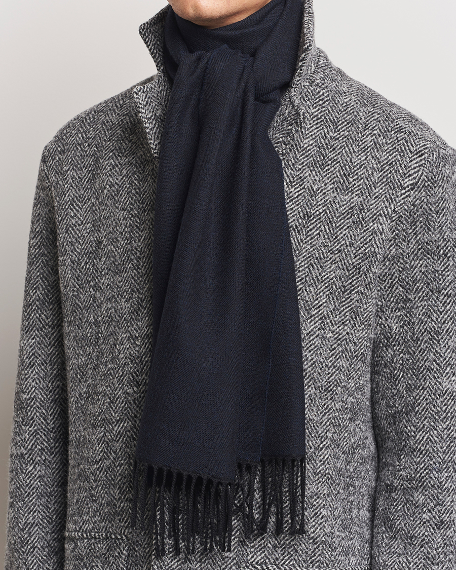 Heren | Eton Merino Wool Herringbone Scarf Navy Blue | Eton | Merino Wool Herringbone Scarf Navy Blue