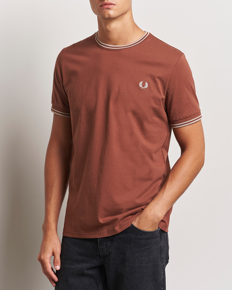 Heren | T-shirts | Fred Perry | Twin Tipped T-Shirt Whiskey Brown