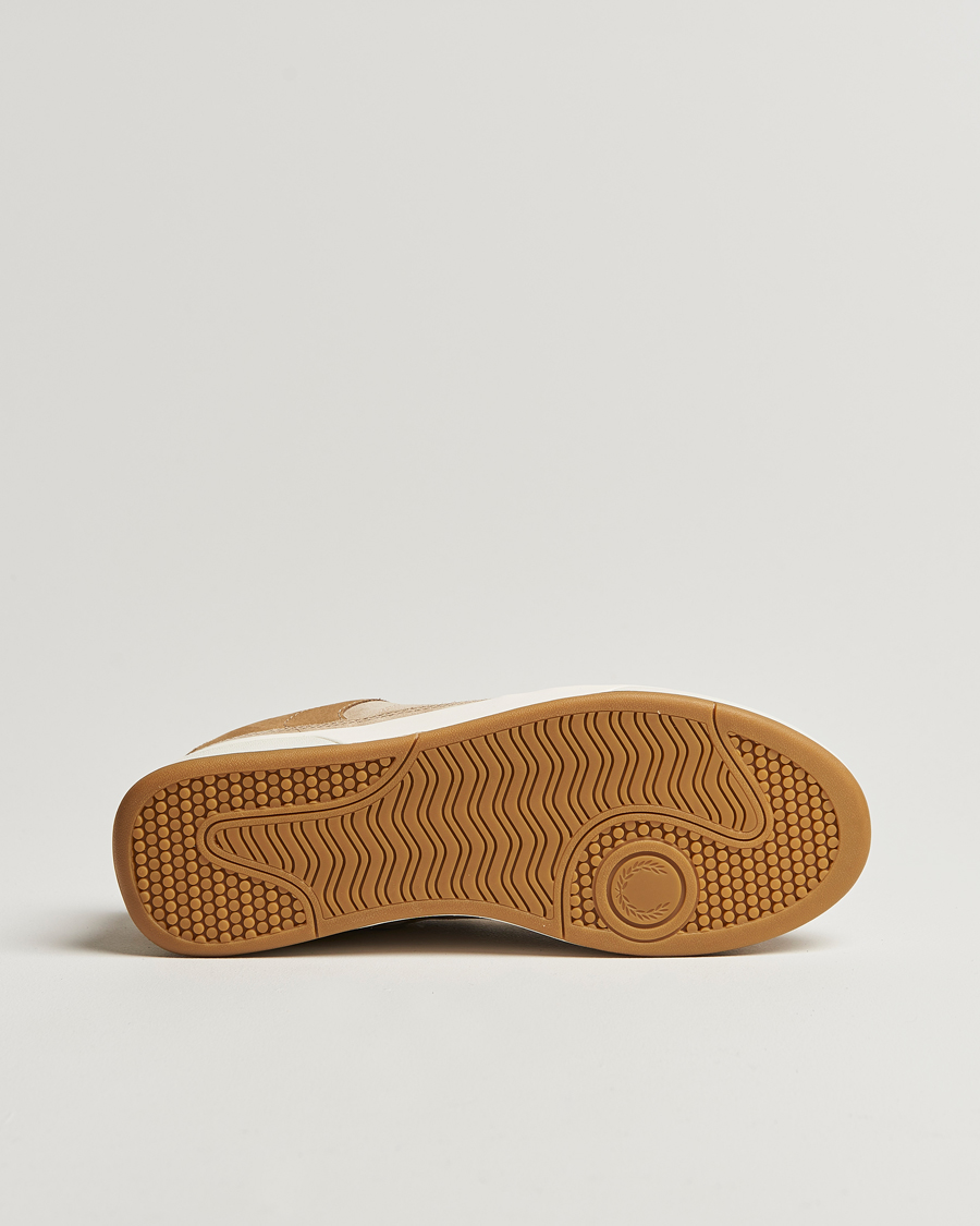 Heren | Fred Perry B300 Textured Nubuck/Suede Sneaker Warmstone/Ecru | Fred Perry | B300 Textured Nubuck/Suede Sneaker Warmstone/Ecru