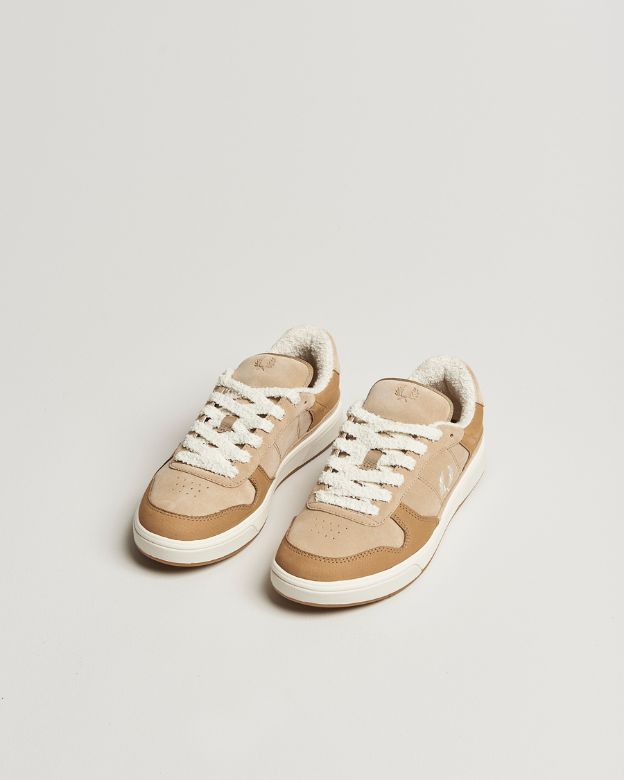 Heren | Fred Perry B300 Textured Nubuck/Suede Sneaker Warmstone/Ecru | Fred Perry | B300 Textured Nubuck/Suede Sneaker Warmstone/Ecru