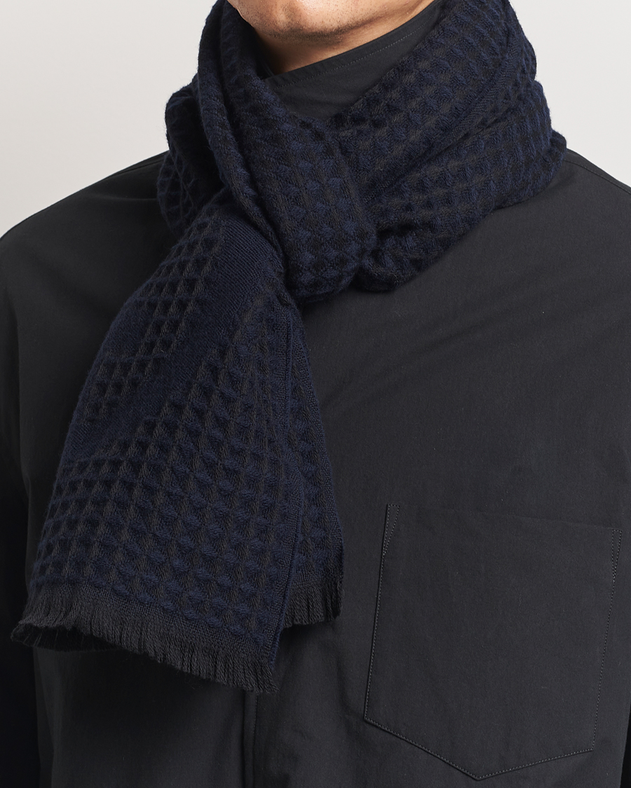 Heren | Giorgio Armani Wool Waffle Knit Scarf Navy | Giorgio Armani | Wool Waffle Knit Scarf Navy
