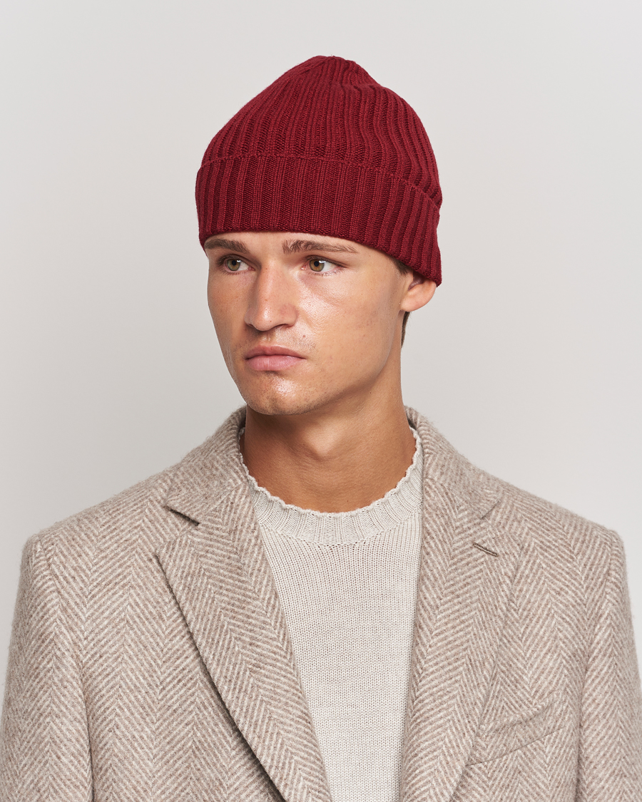 Heren | Piacenza Cashmere Ribbed Cashmere Beanie Burgundy | Piacenza Cashmere | Ribbed Cashmere Beanie Burgundy