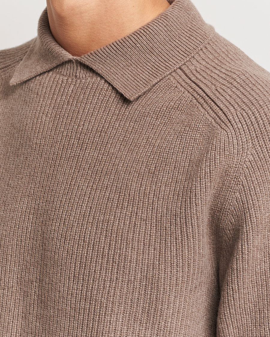 Heren | Truien | Sunspel | Ribbed Wool/Cashmere Poloneck Sandstone