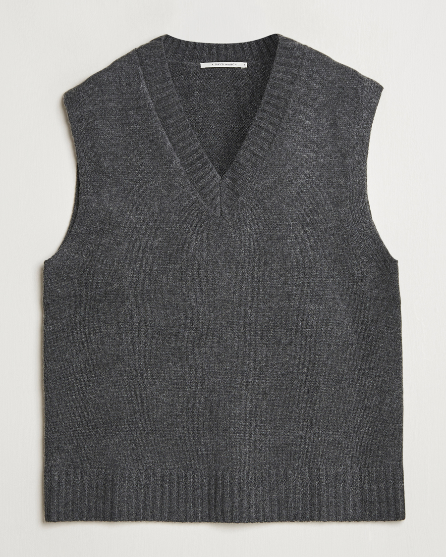 Heren | Truien | A Day's March | Wigtown Lambswool V-Neck Vest Charcoal