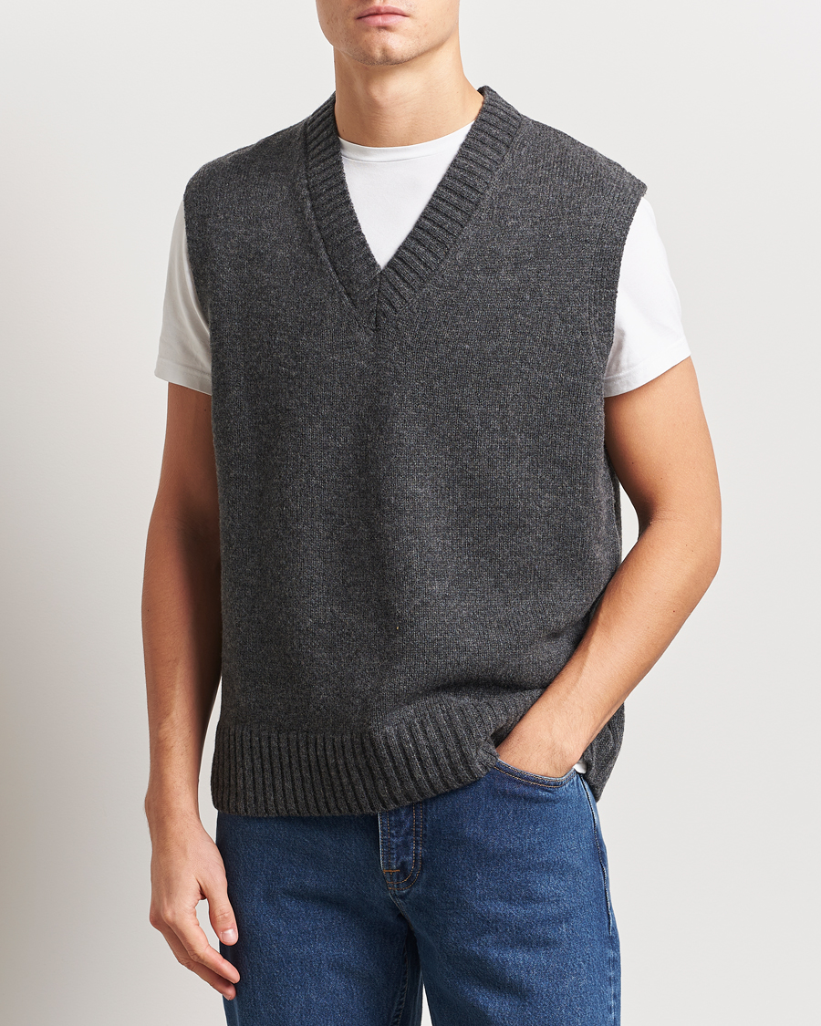 Heren | Truien | A Day's March | Wigtown Lambswool V-Neck Vest Charcoal