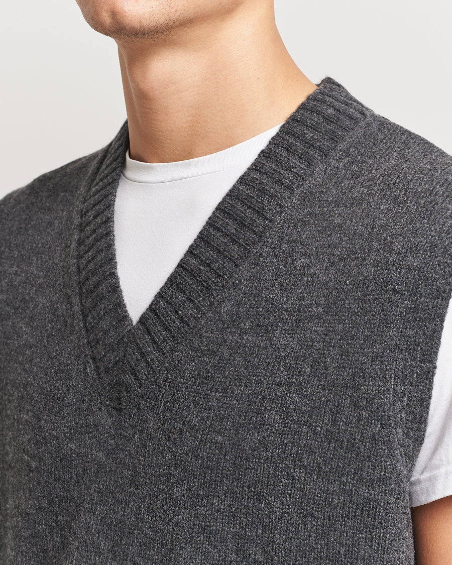 Heren | Truien | A Day's March | Wigtown Lambswool V-Neck Vest Charcoal