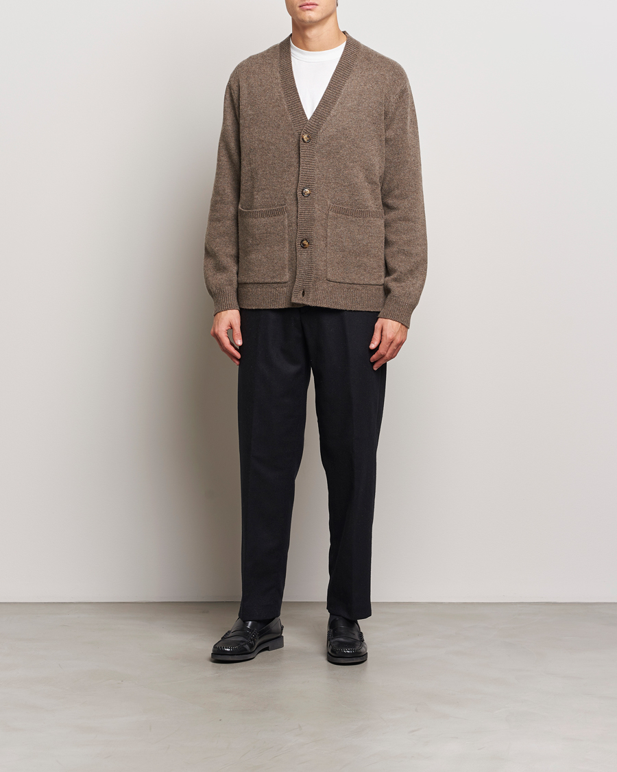 Heren | Truien | A Day's March | Jarrow Lambswool Cardigan Dark Taupe