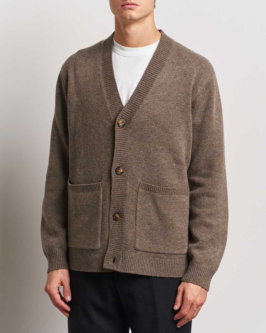 Heren | Truien | A Day's March | Jarrow Lambswool Cardigan Dark Taupe