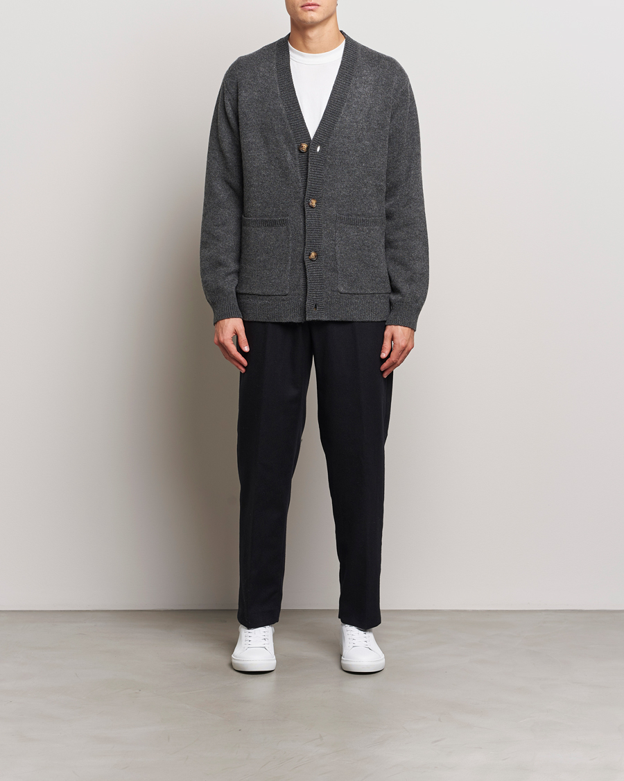 Heren | Truien | A Day's March | Jarrow Lambswool Cardigan Charcoal