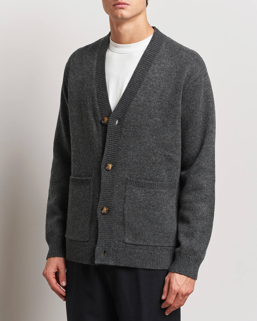 Heren | Truien | A Day's March | Jarrow Lambswool Cardigan Charcoal