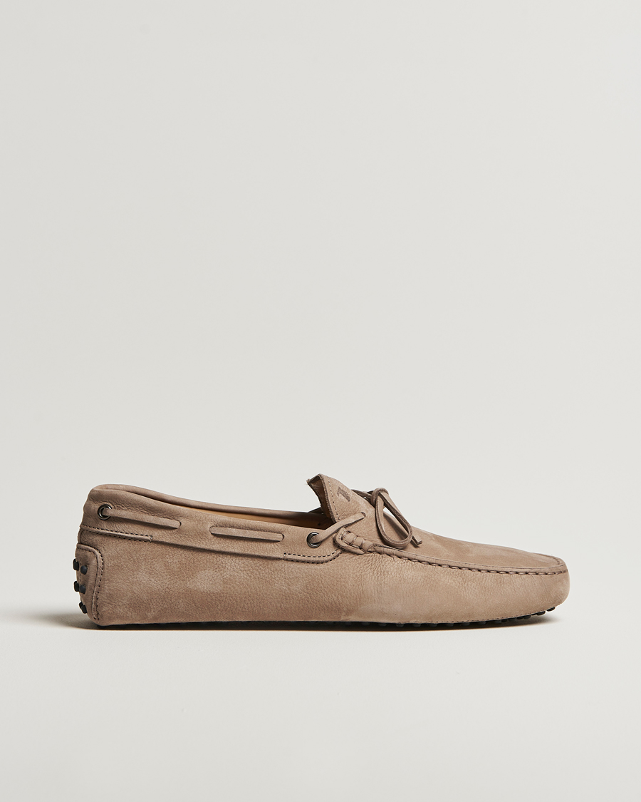 Heren | Tod's Lacetto Gommino Carshoe Taupe Nubuck | Tod's | Lacetto Gommino Carshoe Taupe Nubuck