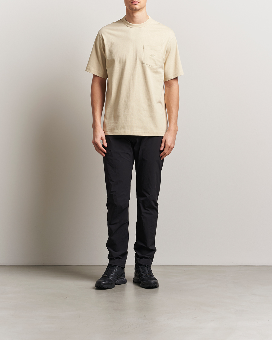Heren | T-shirts | The North Face | Relaxed Pocket T-Shirt Gravel