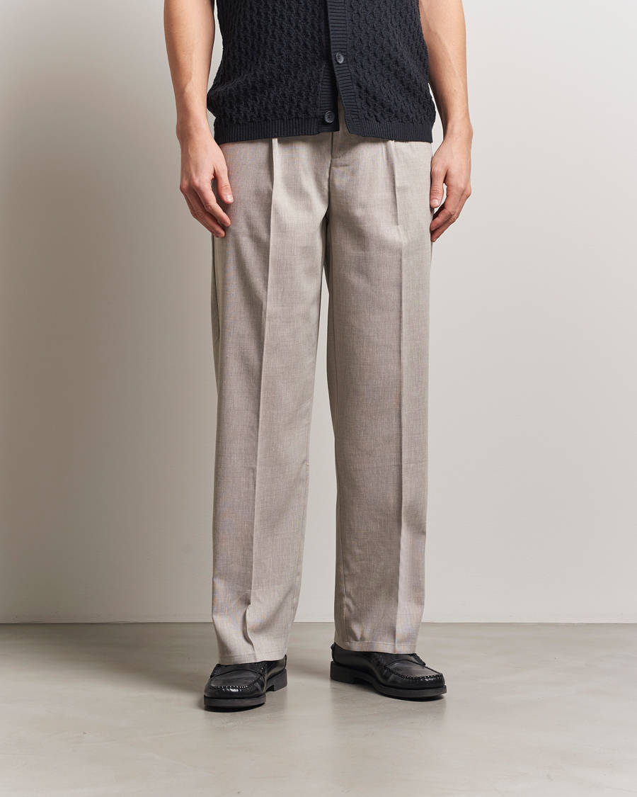 Heren | Broeken | LES DEUX | Reece Pleated Slub Suit Pants Light Sand