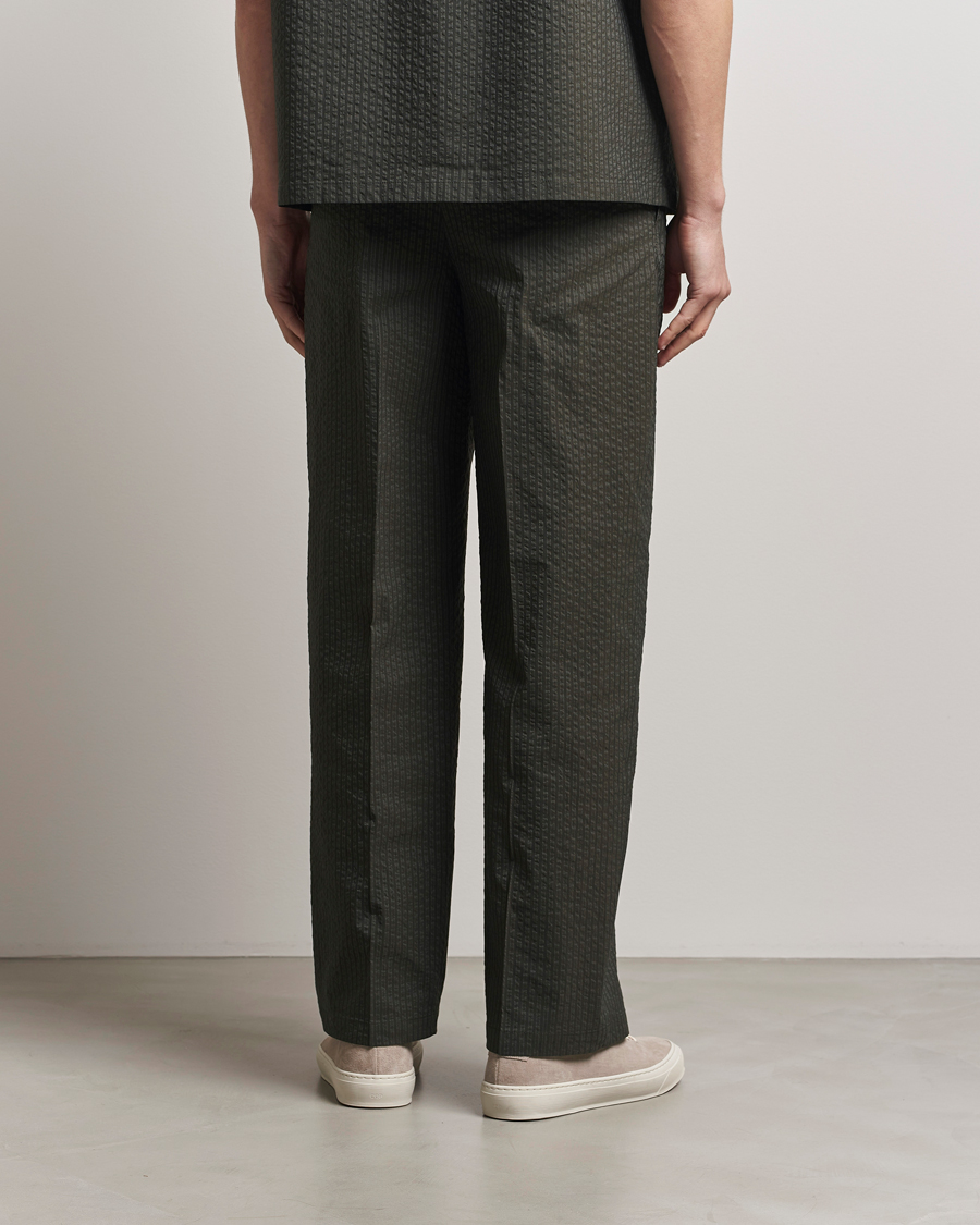 Heren | Broeken | Maison Kitsuné | Relaxed Seersucker Pleated Trousers Ranger Green