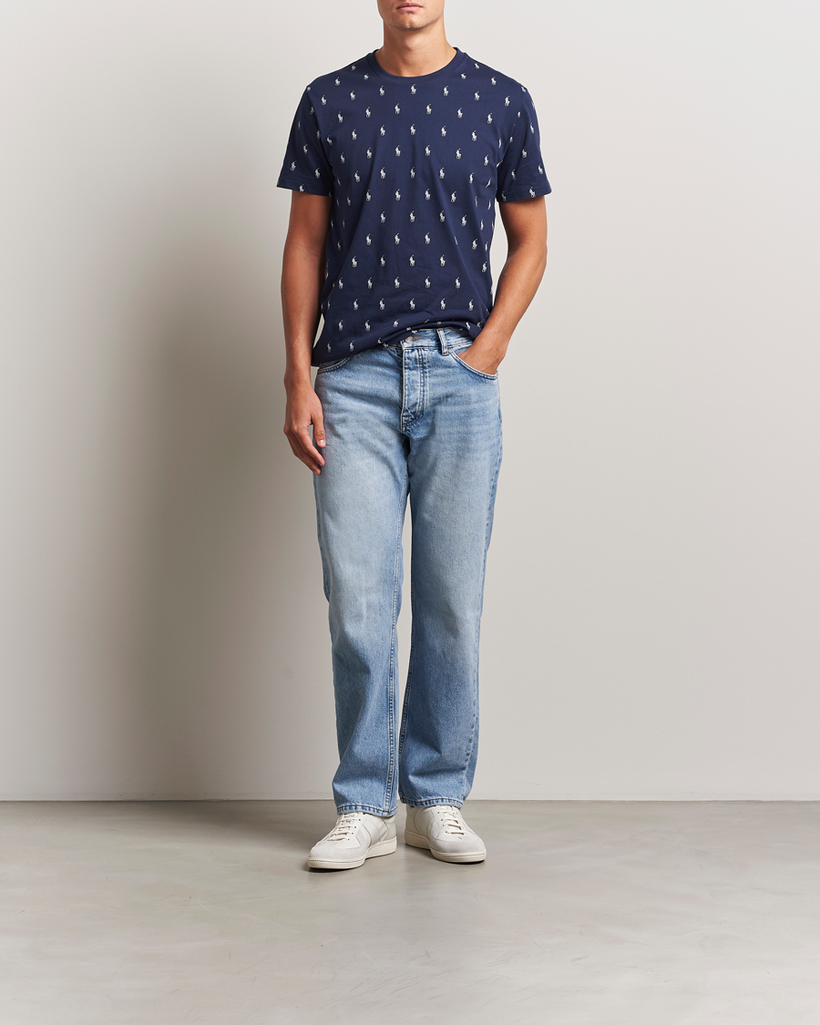 Heren | Polo Ralph Lauren All over Player Sleeping Tee Cruise Navy | Polo Ralph Lauren | All over Player Sleeping Tee Cruise Navy