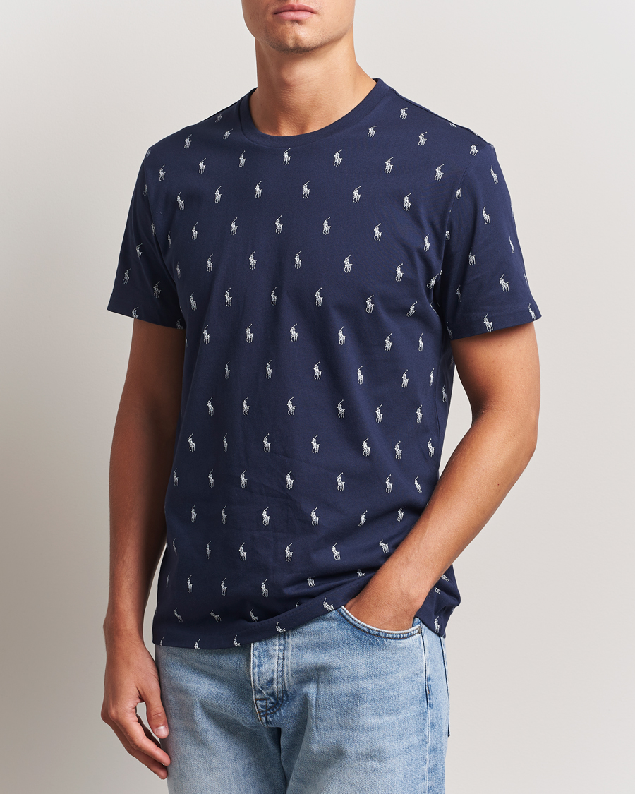 Heren | Polo Ralph Lauren All over Player Sleeping Tee Cruise Navy | Polo Ralph Lauren | All over Player Sleeping Tee Cruise Navy