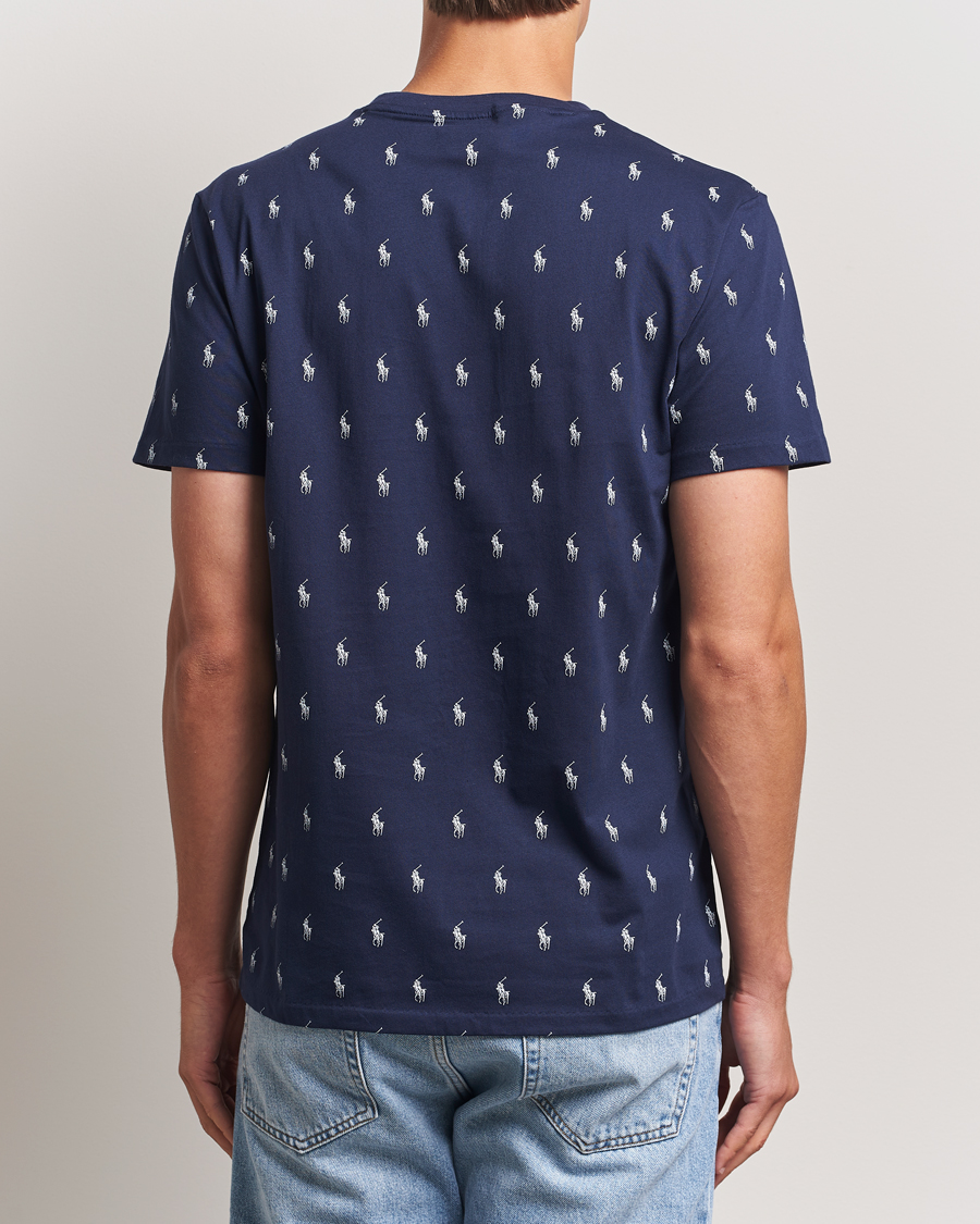 Heren | Polo Ralph Lauren All over Player Sleeping Tee Cruise Navy | Polo Ralph Lauren | All over Player Sleeping Tee Cruise Navy