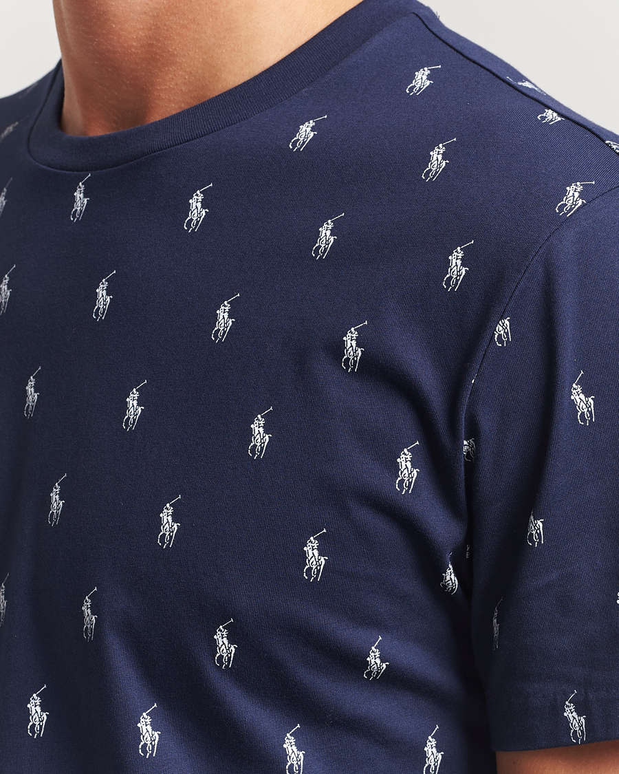 Heren | Polo Ralph Lauren All over Player Sleeping Tee Cruise Navy | Polo Ralph Lauren | All over Player Sleeping Tee Cruise Navy