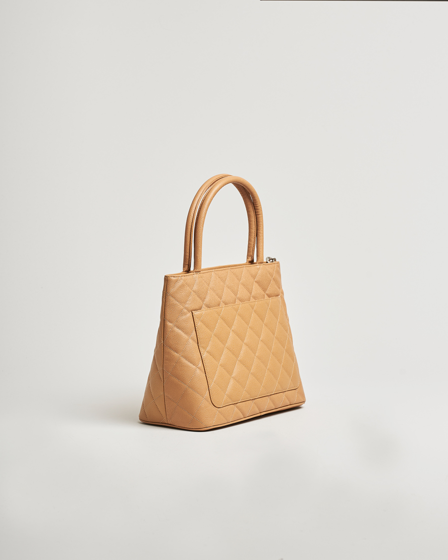 Heren | Chanel Pre-Owned Medallion Tote Quilted Caviar Beige | Chanel Pre-Owned | Medallion Tote Quilted Caviar Beige