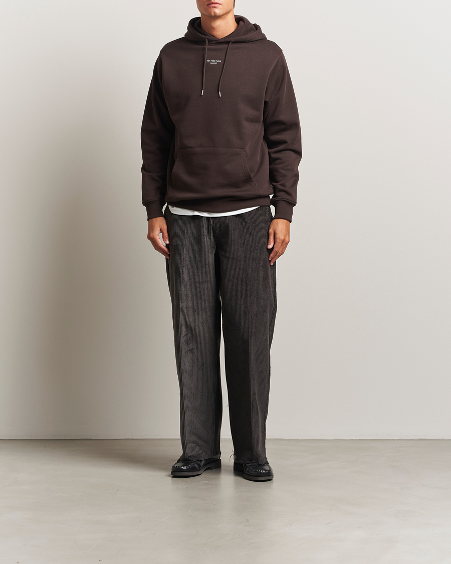 Heren | Truien | Drôle de Monsieur | Classic Slogan Hoodie Dark Brown