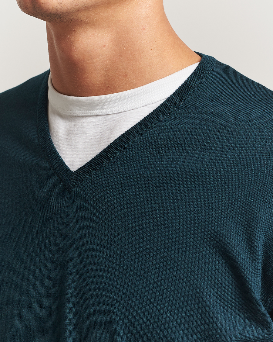 Heren | Truien | John Smedley | Bobby Extra Fine Merino V-Neck Pullover Richardson Green