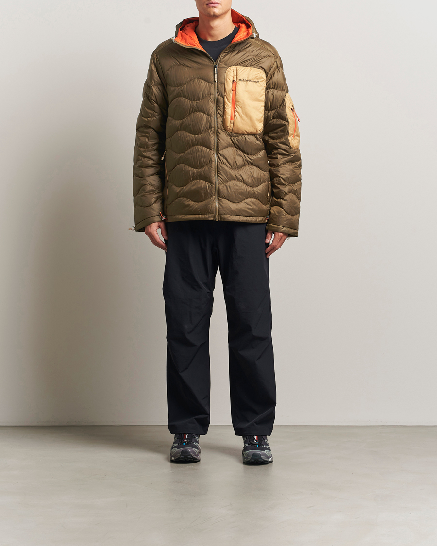 Heren | Jassen | Peak Performance | Helium Utility Down Hooded Jacket Meadow Moss/Sierra Sand