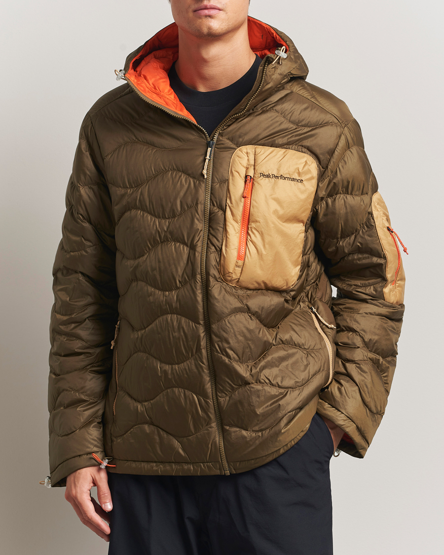 Heren | Jassen | Peak Performance | Helium Utility Down Hooded Jacket Meadow Moss/Sierra Sand