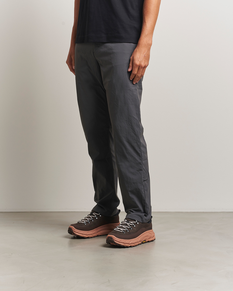 Heren | Trail sneakers | Hoka | One Tor Summit Cast Iron/Walnut