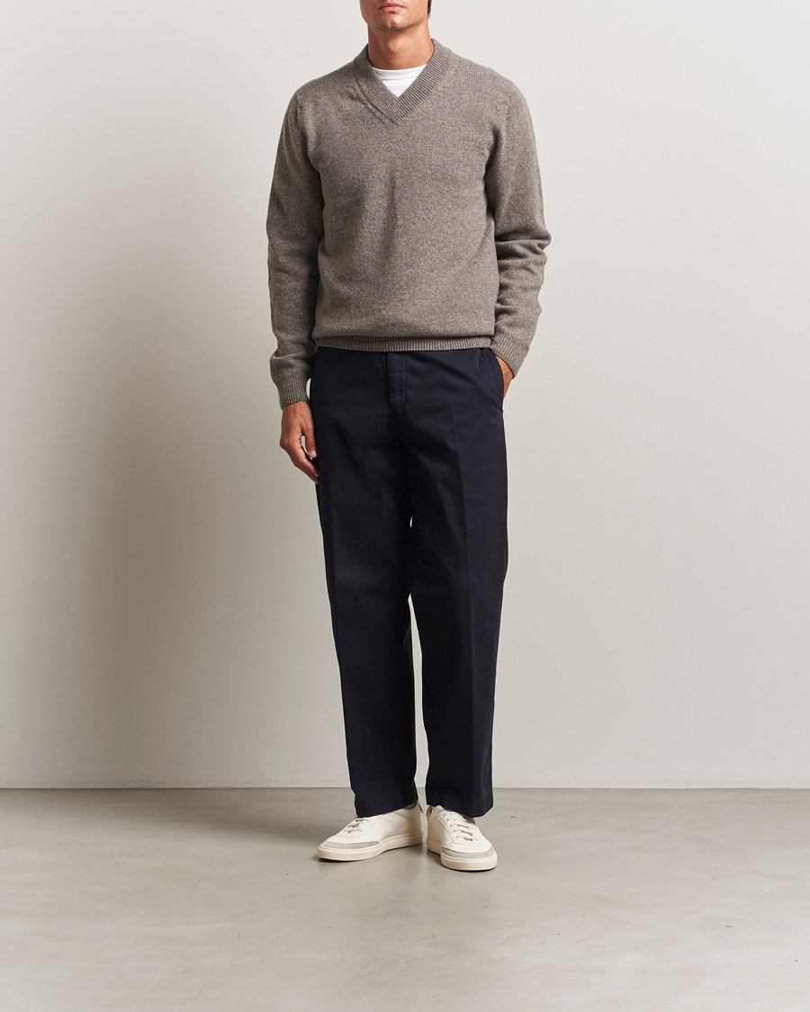 Heren | Truien | Sunspel | Knitted Lambswool V-Neck Bark
