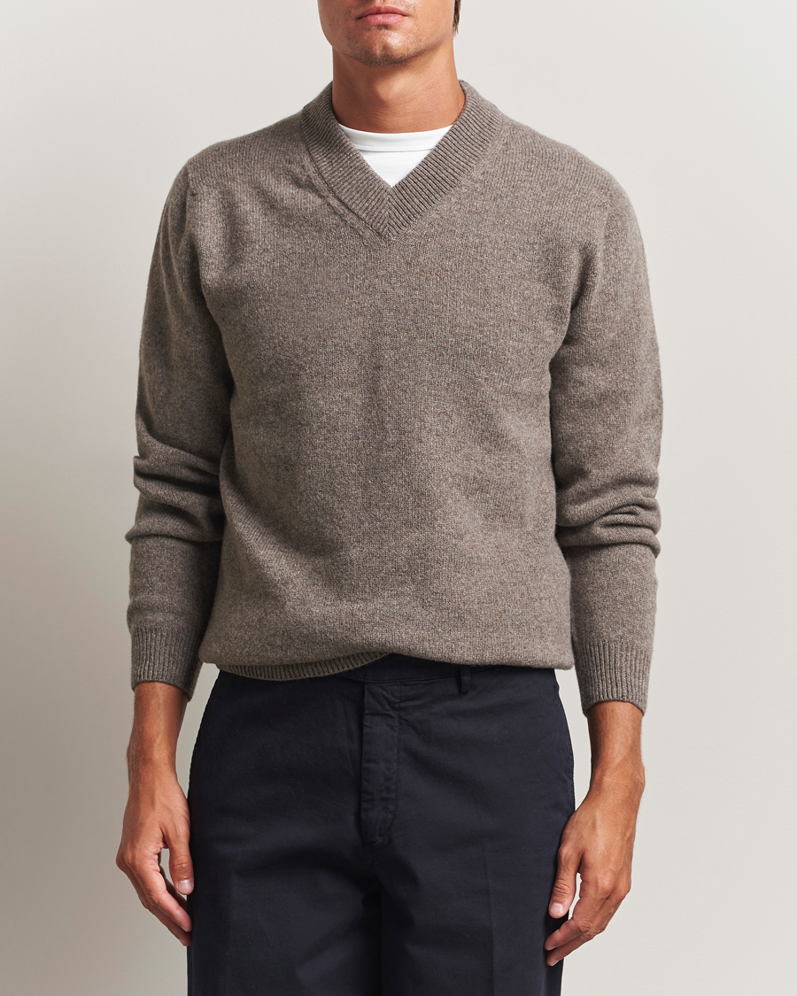 Heren | Truien | Sunspel | Knitted Lambswool V-Neck Bark