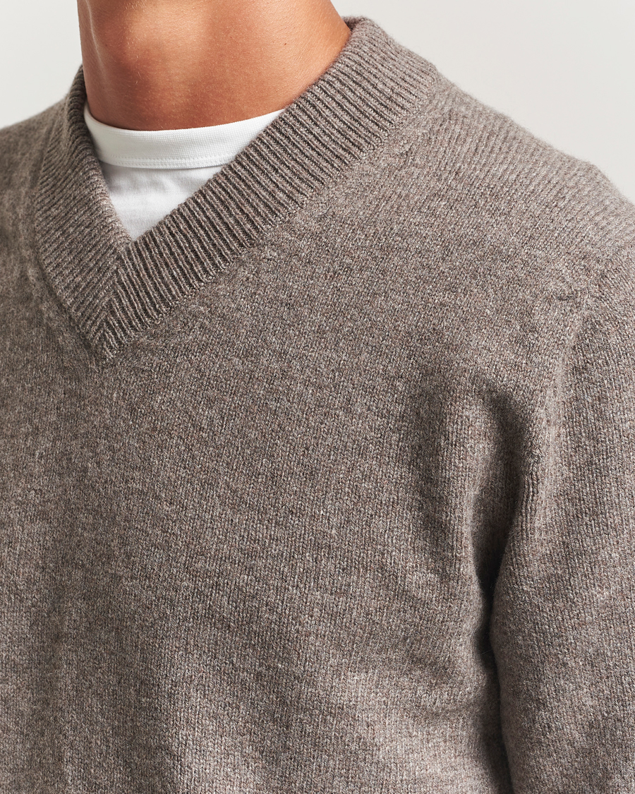 Heren | Truien | Sunspel | Knitted Lambswool V-Neck Bark